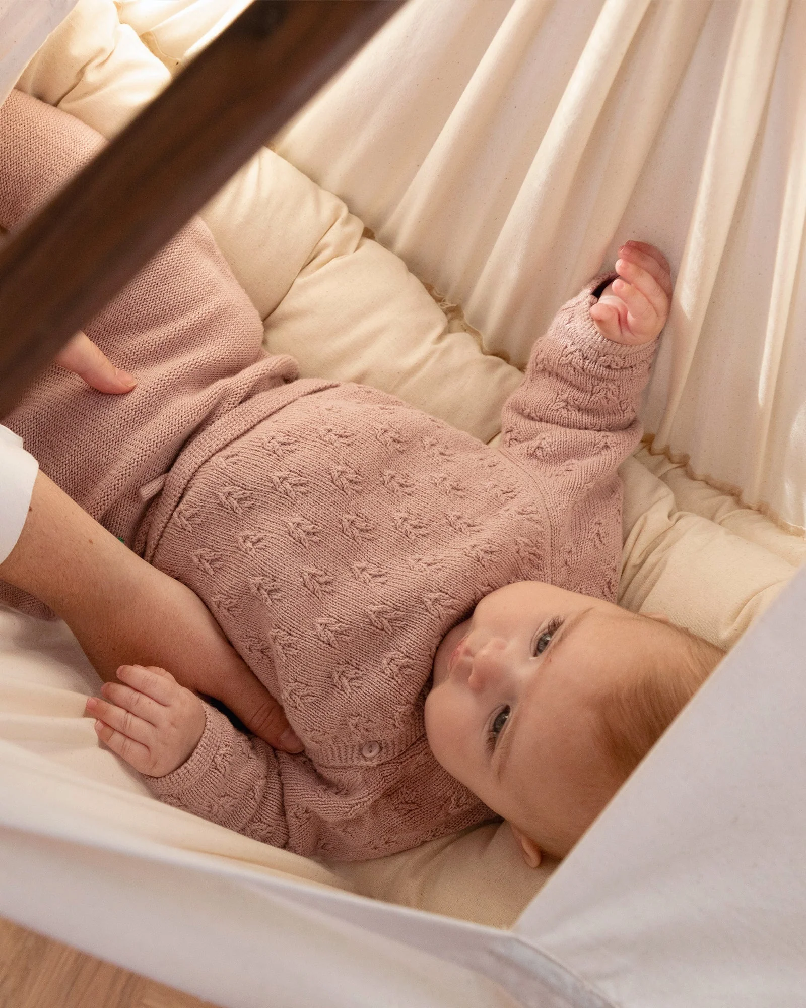 Baby Sover Fredeligt I Slyngevugge