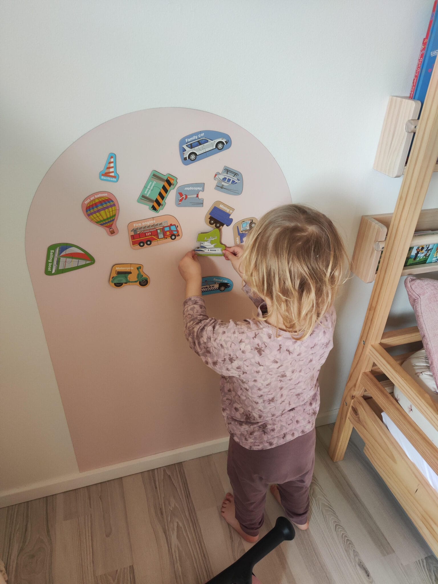 Nærbillede af Sofias hænder, der arbejder sammen på KidsBoard magnetbuen — bilateral integration i praksis