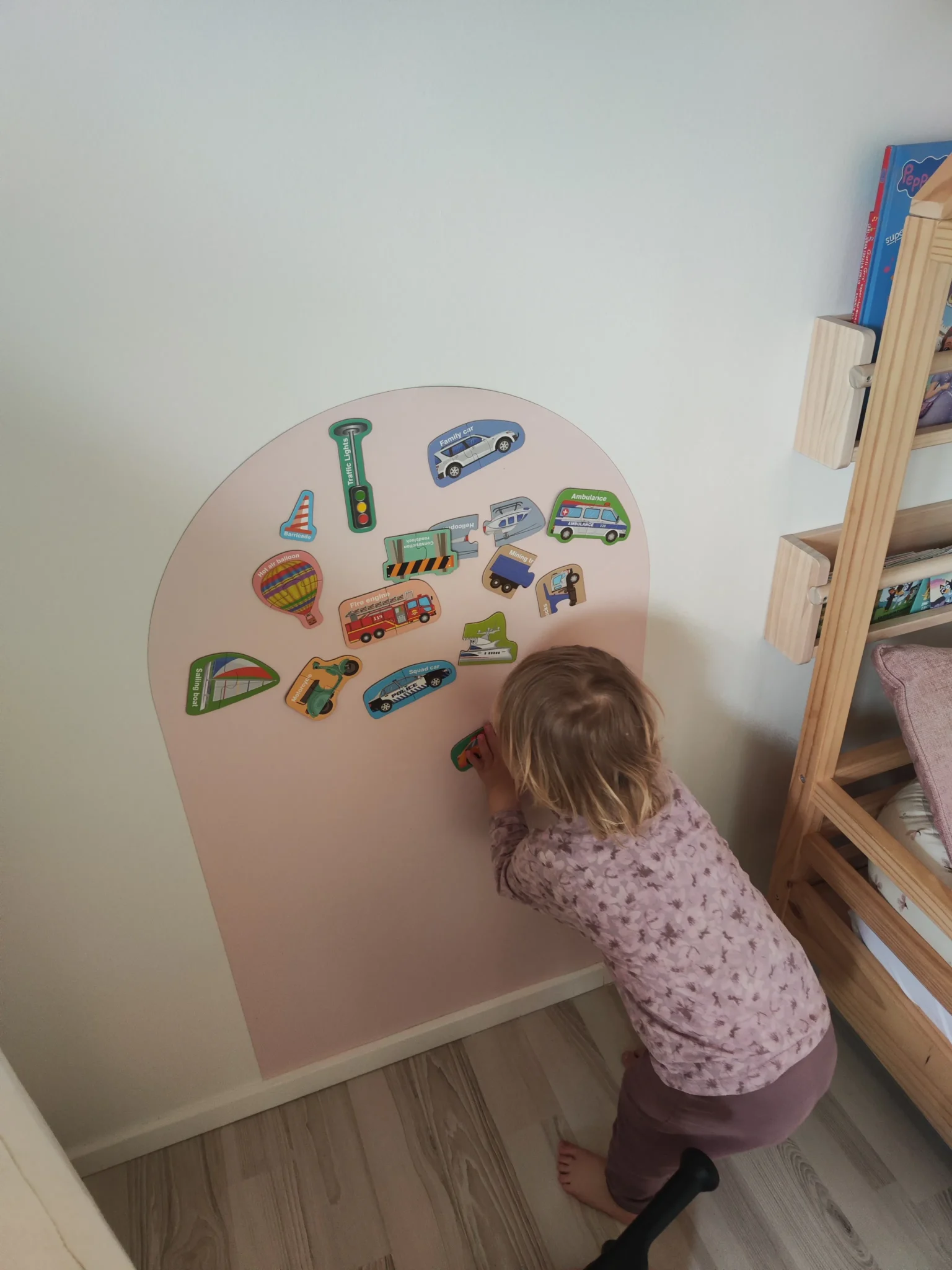 Sofia på 2 år leger med trafikmagneter på KidsBoard magnetbue