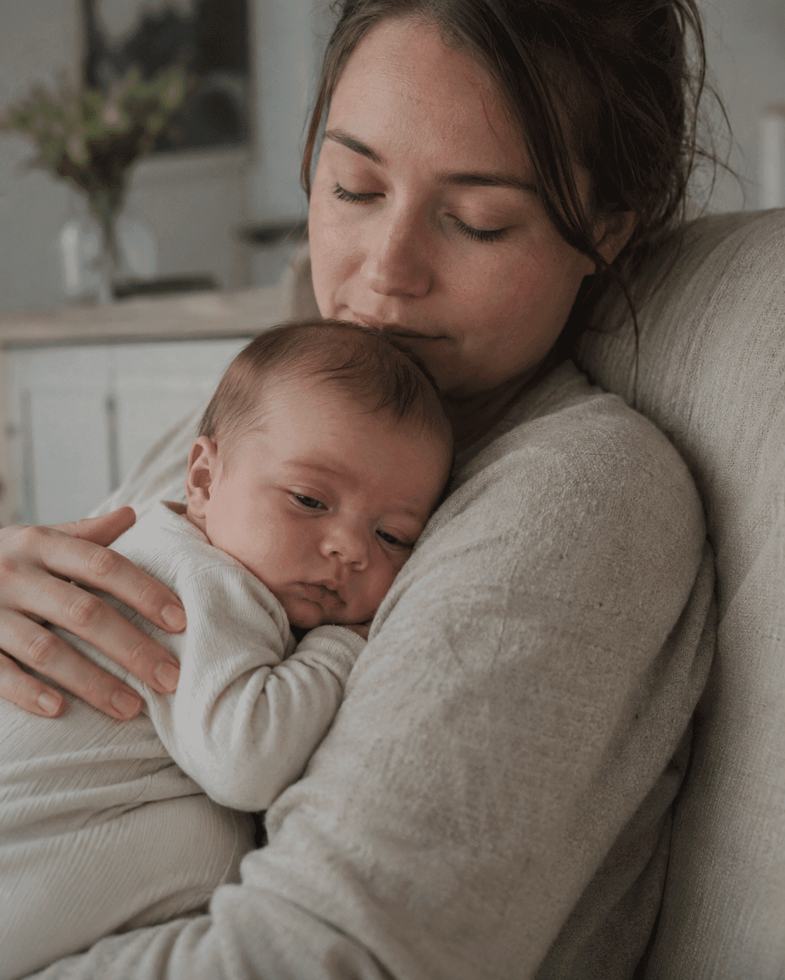 Mor Holder Overstimuleret Baby Tæt For At Finde Ro