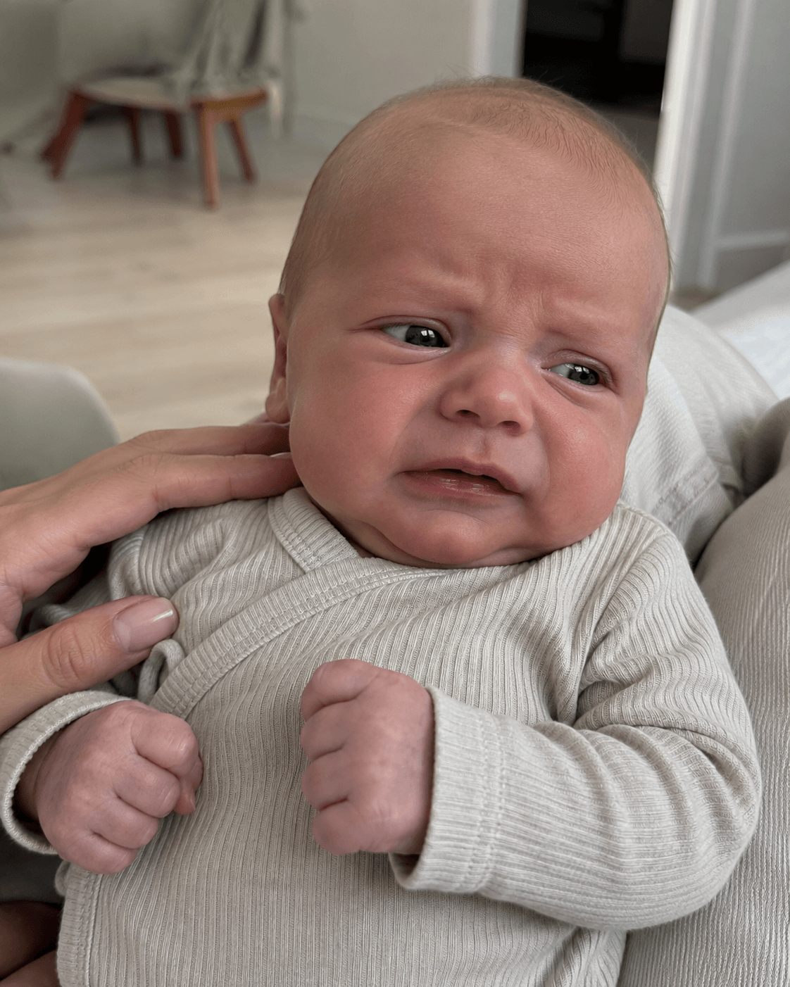 Mor Holder Overstimuleret Baby Tæt For At Finde Ro