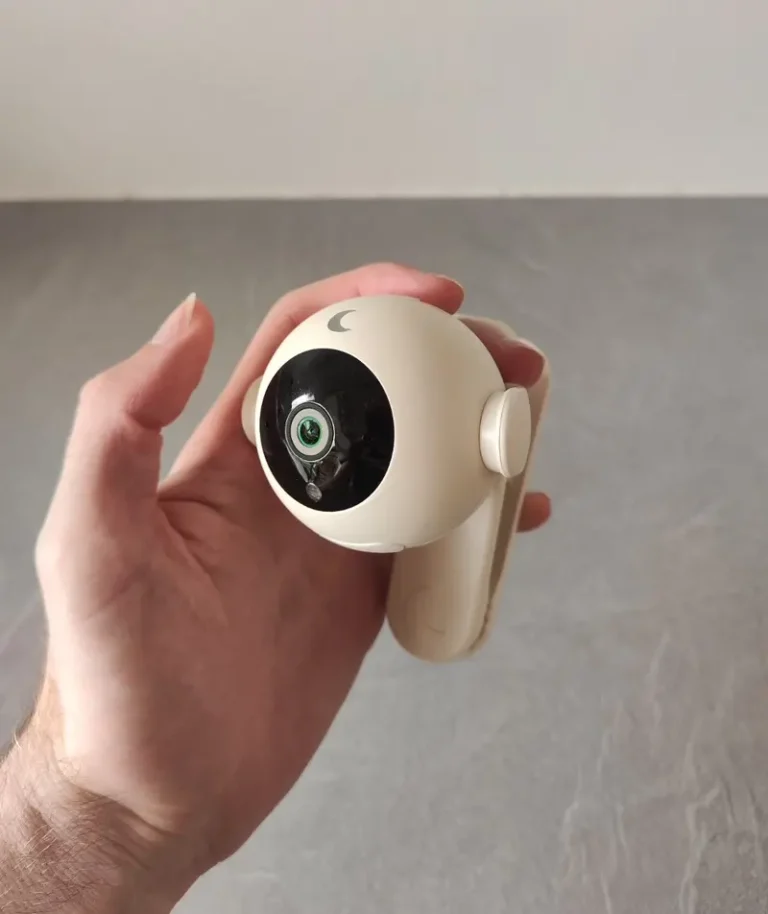 Moonboon Babyalarm Med Kamera Holdt I Hånden Under Vores Egen Test