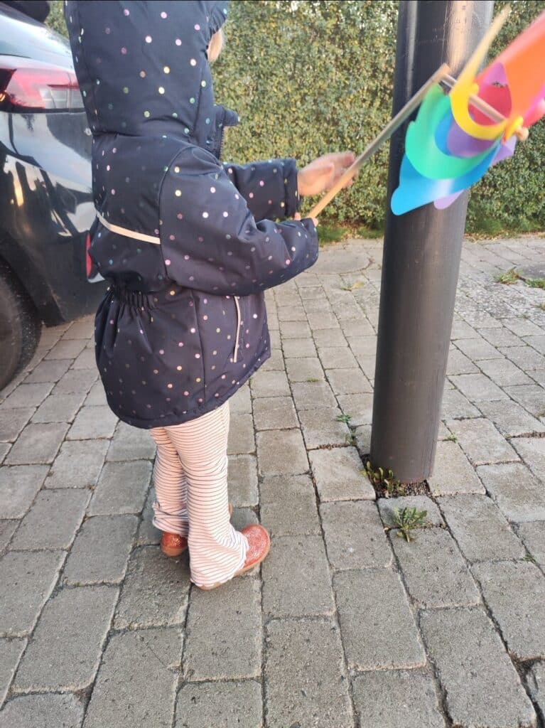 Sofia Udenfor Med Gogsig Chelsea Coral Glitter På Fødderne