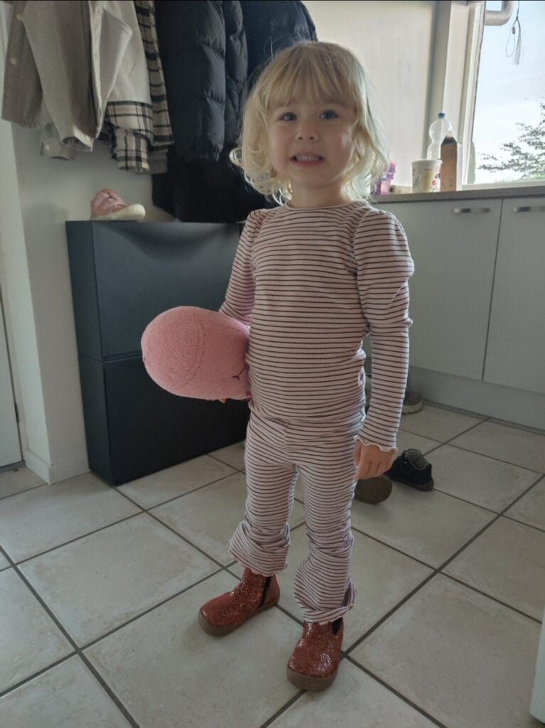 Sofia Hjemme Med Koralfarvede Gogsig Chelsea Coral Glitter På Fødderne